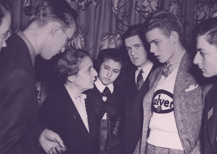 Lise Meitner con estudiantes (c) Catholic University of America